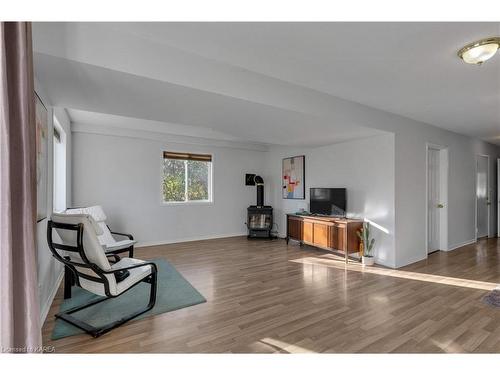 513 Farnham Court, Kingston, ON - Indoor Photo Showing Living Room