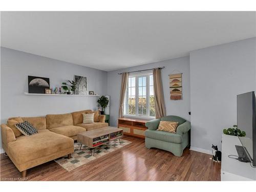 513 Farnham Court, Kingston, ON - Indoor Photo Showing Living Room