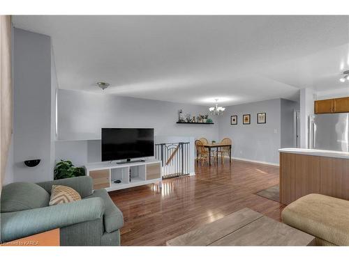 513 Farnham Court, Kingston, ON - Indoor Photo Showing Living Room