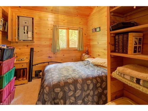 1340 Cannon Trail, Cloyne, ON - Indoor Photo Showing Bedroom