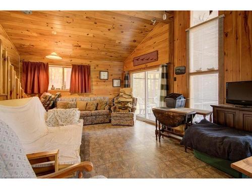 1340 Cannon Trail, Cloyne, ON - Indoor Photo Showing Living Room