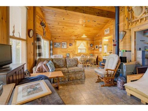 1340 Cannon Trail, Cloyne, ON - Indoor Photo Showing Living Room