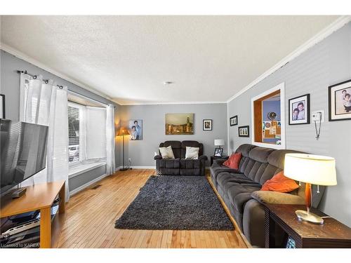 1006 Old Colony Road, Kingston, ON - Indoor Photo Showing Living Room