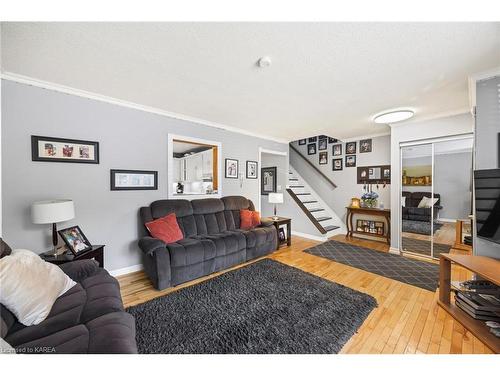 1006 Old Colony Road, Kingston, ON - Indoor Photo Showing Living Room