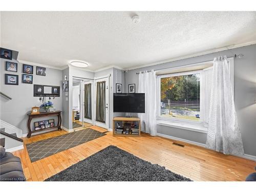 1006 Old Colony Road, Kingston, ON - Indoor Photo Showing Living Room