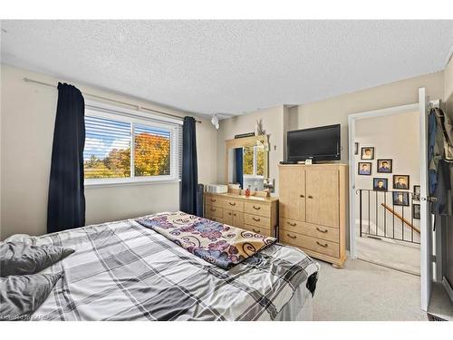 1006 Old Colony Road, Kingston, ON - Indoor Photo Showing Bedroom