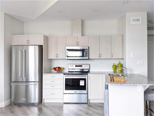 6 Lowry Place, Amherstview, ON - Indoor Photo Showing Kitchen