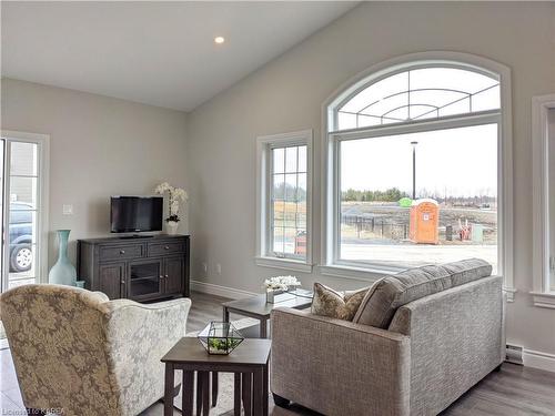 6 Lowry Place, Amherstview, ON - Indoor Photo Showing Living Room