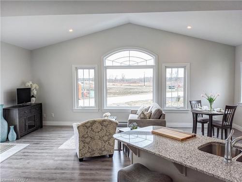 6 Lowry Place, Amherstview, ON - Indoor Photo Showing Living Room