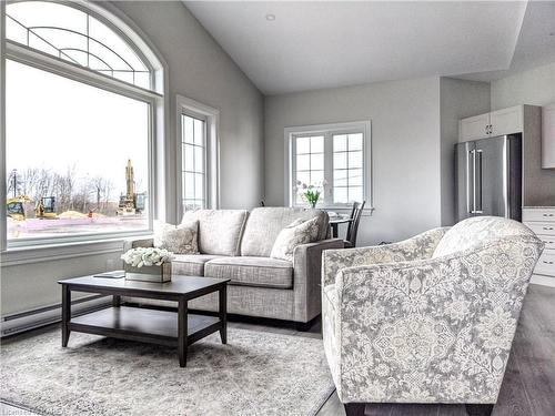 6 Lowry Place, Amherstview, ON - Indoor Photo Showing Living Room