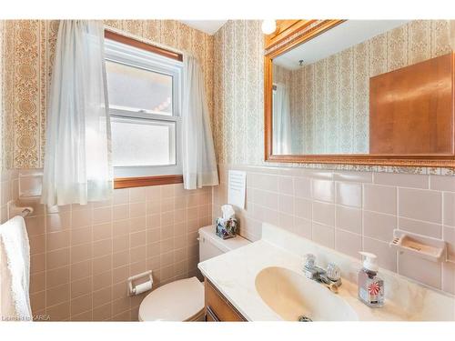 203 Arnold Street, Kingston, ON - Indoor Photo Showing Bathroom