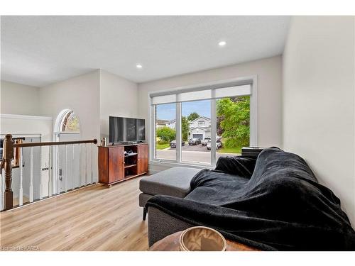 513 Grandtrunk Avenue, Kingston, ON - Indoor Photo Showing Living Room