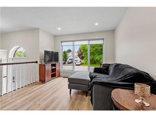 513 Grandtrunk Avenue, Kingston, ON - Indoor Photo Showing Living Room