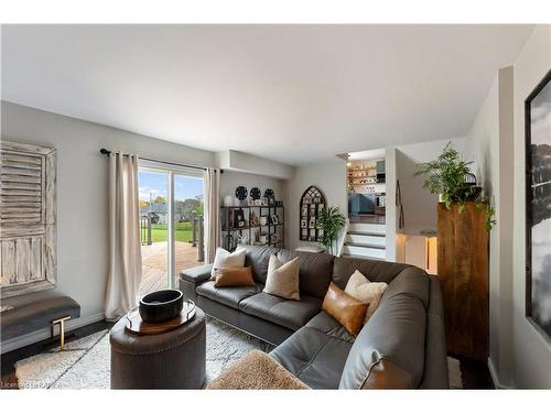 1684 Battersea Road, Kingston, ON - Indoor Photo Showing Living Room