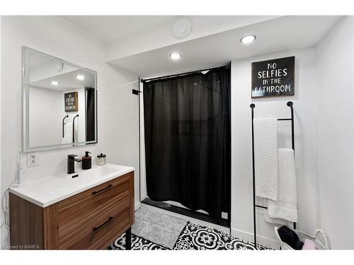 1684 Battersea Road, Kingston, ON - Indoor Photo Showing Bathroom