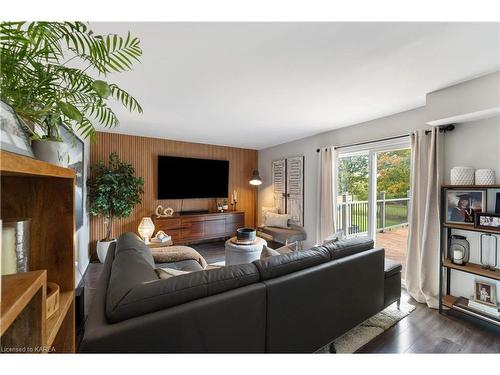 1684 Battersea Road, Kingston, ON - Indoor Photo Showing Living Room