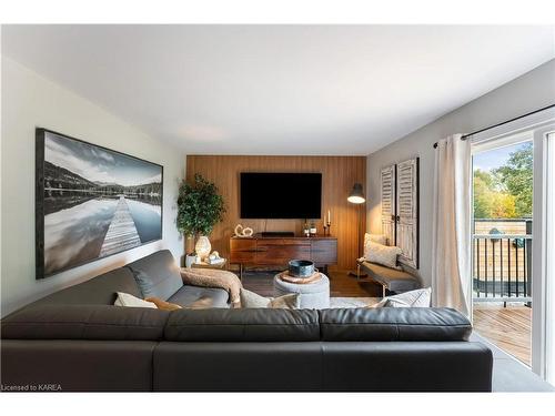 1684 Battersea Road, Kingston, ON - Indoor Photo Showing Living Room