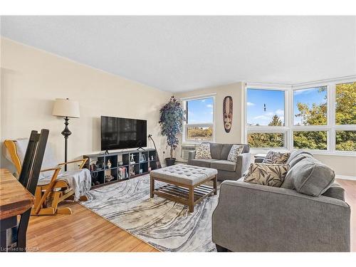 409-675 Davis Drive, Kingston, ON - Indoor Photo Showing Living Room