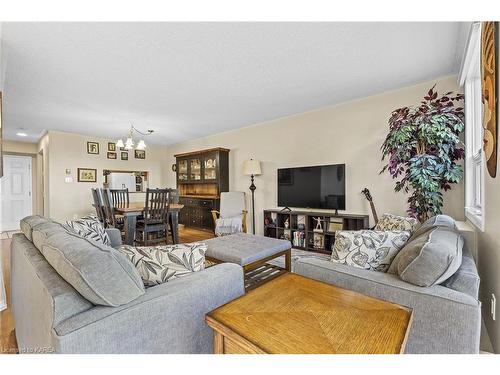 409-675 Davis Drive, Kingston, ON - Indoor Photo Showing Living Room