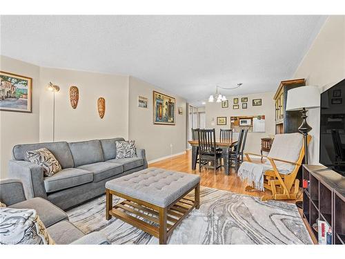 409-675 Davis Drive, Kingston, ON - Indoor Photo Showing Living Room