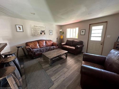 22 King St E, Lansdowne, ON - Indoor Photo Showing Living Room