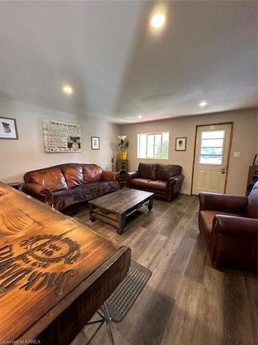 22 King St E, Lansdowne, ON - Indoor Photo Showing Living Room