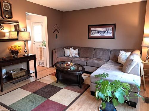 1076 Hickorywood Crescent, Kingston, ON - Indoor Photo Showing Living Room