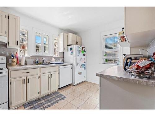 258 Raglan Road, Kingston, ON - Indoor Photo Showing Kitchen