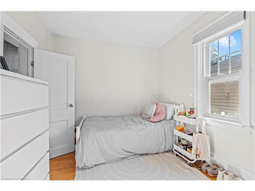 258 Raglan Road, Kingston, ON - Indoor Photo Showing Bedroom