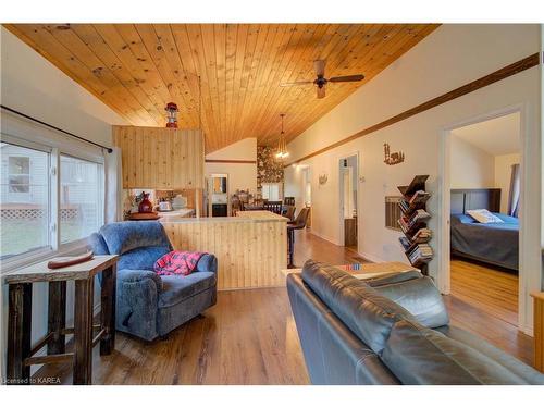 6868 Smith Lane, Perth Road Village, ON - Indoor Photo Showing Living Room