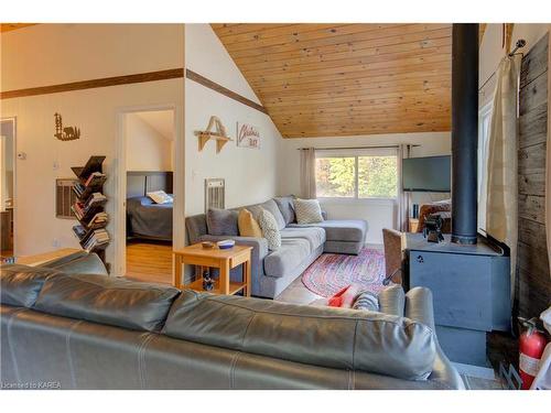 6868 Smith Lane, Perth Road Village, ON - Indoor Photo Showing Living Room