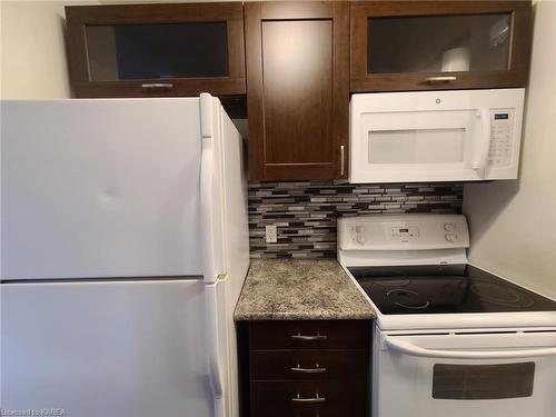 404-550 Talbot Place, Gananoque, ON - Indoor Photo Showing Kitchen