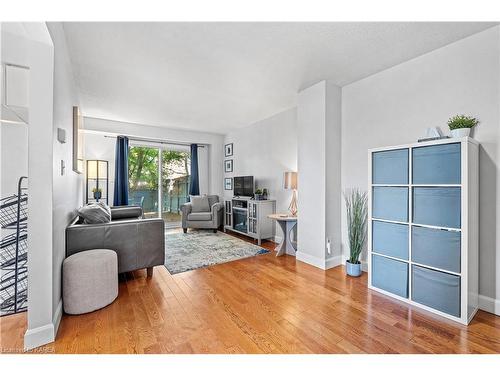 757 Littlestone Crescent, Kingston, ON - Indoor Photo Showing Living Room