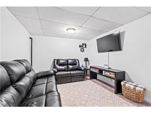 757 Littlestone Crescent, Kingston, ON - Indoor Photo Showing Living Room