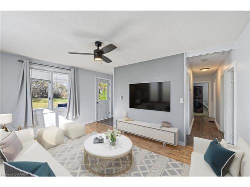 27 King Street, Lansdowne, ON - Indoor Photo Showing Living Room