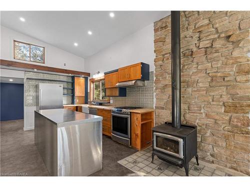 145 Taylor Road W, Gananoque, ON - Indoor Photo Showing Kitchen