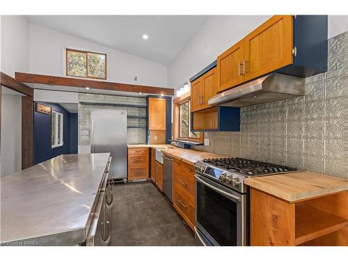 145 Taylor Road W, Gananoque, ON - Indoor Photo Showing Kitchen