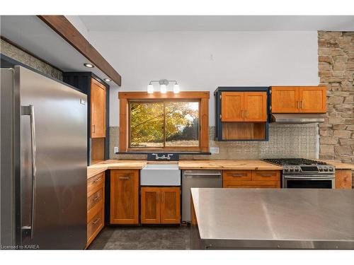 145 Taylor Road W, Gananoque, ON - Indoor Photo Showing Kitchen