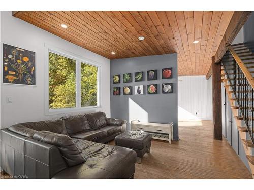 145 Taylor Road W, Gananoque, ON - Indoor Photo Showing Living Room