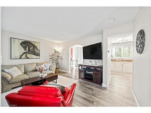 884 Uxbridge Crescent, Kingston, ON - Indoor Photo Showing Living Room