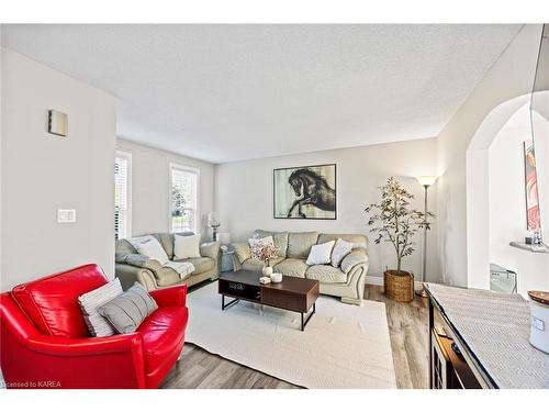 884 Uxbridge Crescent, Kingston, ON - Indoor Photo Showing Living Room