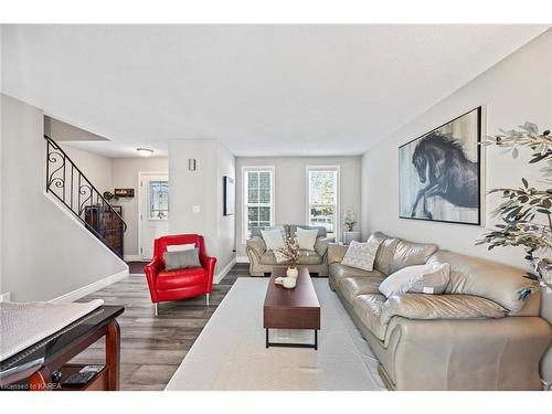 884 Uxbridge Crescent, Kingston, ON - Indoor Photo Showing Living Room