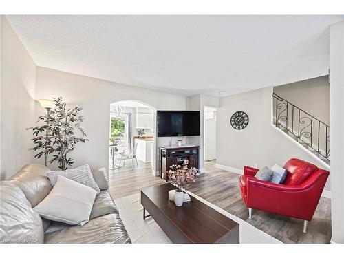 884 Uxbridge Crescent, Kingston, ON - Indoor Photo Showing Living Room