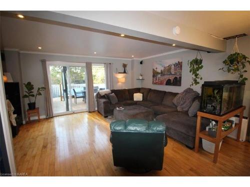 1111 Hickorywood Crescent, Kingston, ON - Indoor Photo Showing Living Room