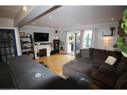 1111 Hickorywood Crescent, Kingston, ON - Indoor Photo Showing Living Room