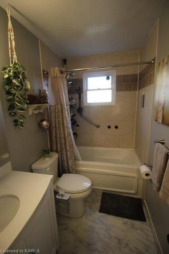 1111 Hickorywood Crescent, Kingston, ON - Indoor Photo Showing Bathroom