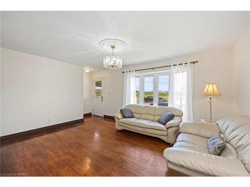 1610 John Counter Boulevard, Kingston, ON - Indoor Photo Showing Living Room