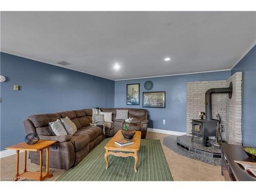 437 Haig Road, Gananoque, ON - Indoor Photo Showing Living Room