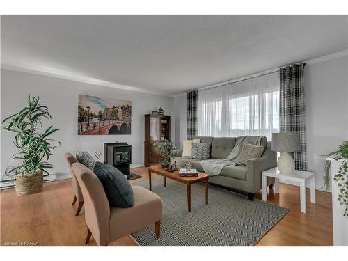 437 Haig Road, Gananoque, ON - Indoor Photo Showing Living Room