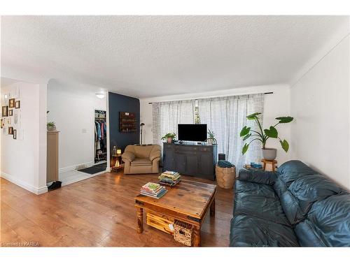 459 Mcewen Drive, Kingston, ON - Indoor Photo Showing Living Room